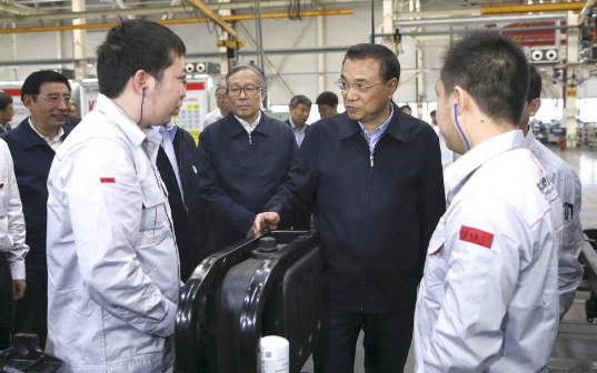 李克強(qiáng)考察東風(fēng)商用車重卡新工廠