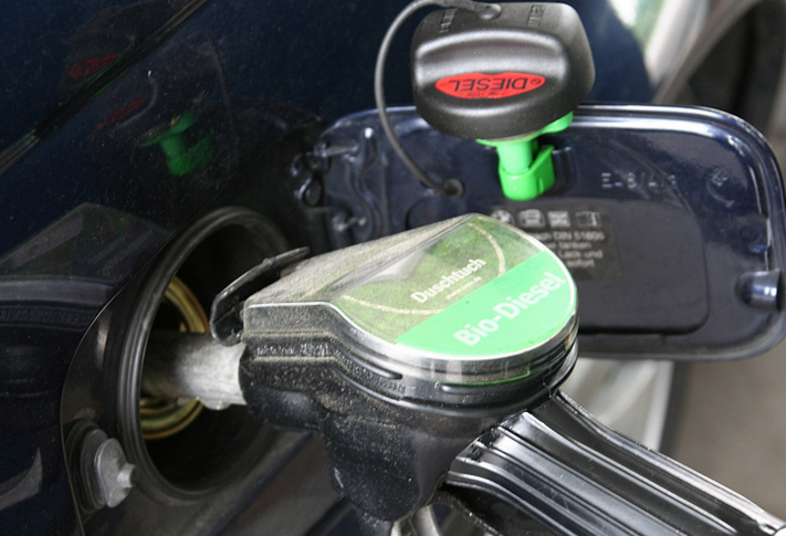 正在加油的汽車.賽襄軸承網站資訊