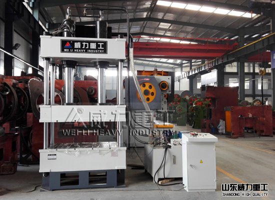 200噸四柱油壓機(jī)生產(chǎn)車(chē)間