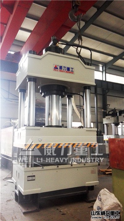 500噸三梁四柱油壓機(jī)車(chē)間