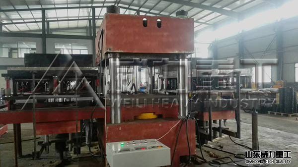 育苗塊油壓機(jī)試機(jī)（未噴漆）