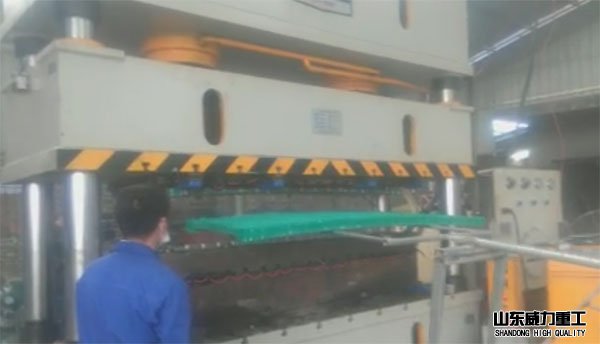 復合漏糞板成型油壓機使用現(xiàn)場